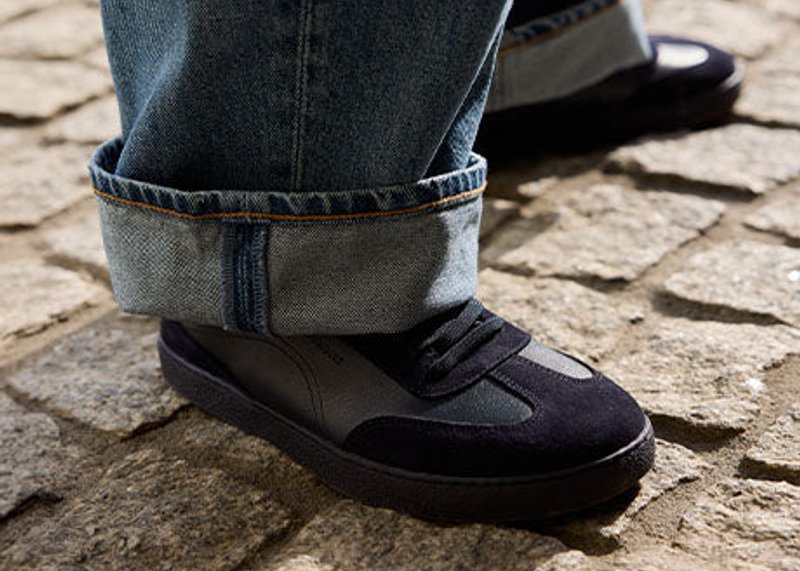 Groundies Panama Sneaker in einer herbstlichen Kampagnenszene
