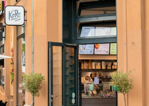 KoRo Café in Berlin mit einer Frau vor dem Eingang