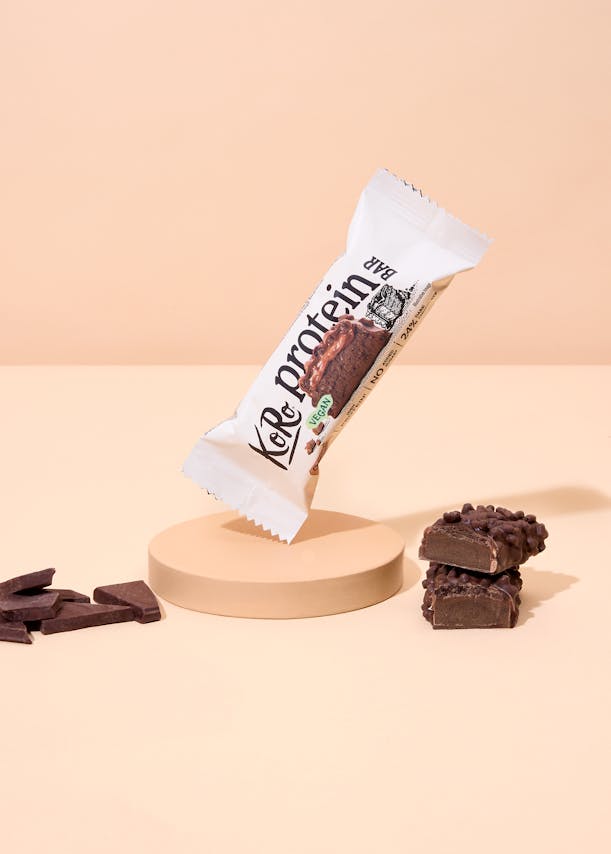 Veganer Proteinriegel Schokolade Brownie auf einem dekorierten Hintergrund
