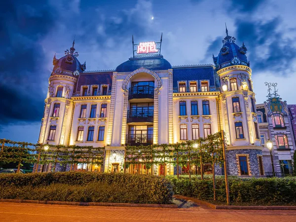 Plopsaland Theater Hotel illuminé en soirée