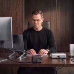 Anker Ladezubehör in einem Schreibtisch-Setup