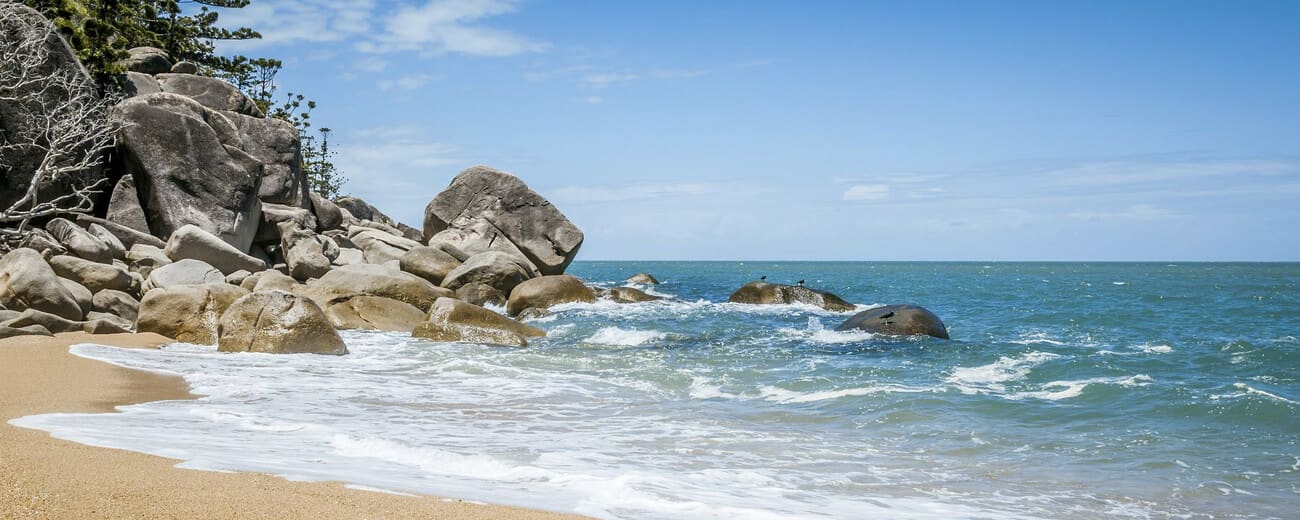 Kustlandschap van Magnetic Island in Australië