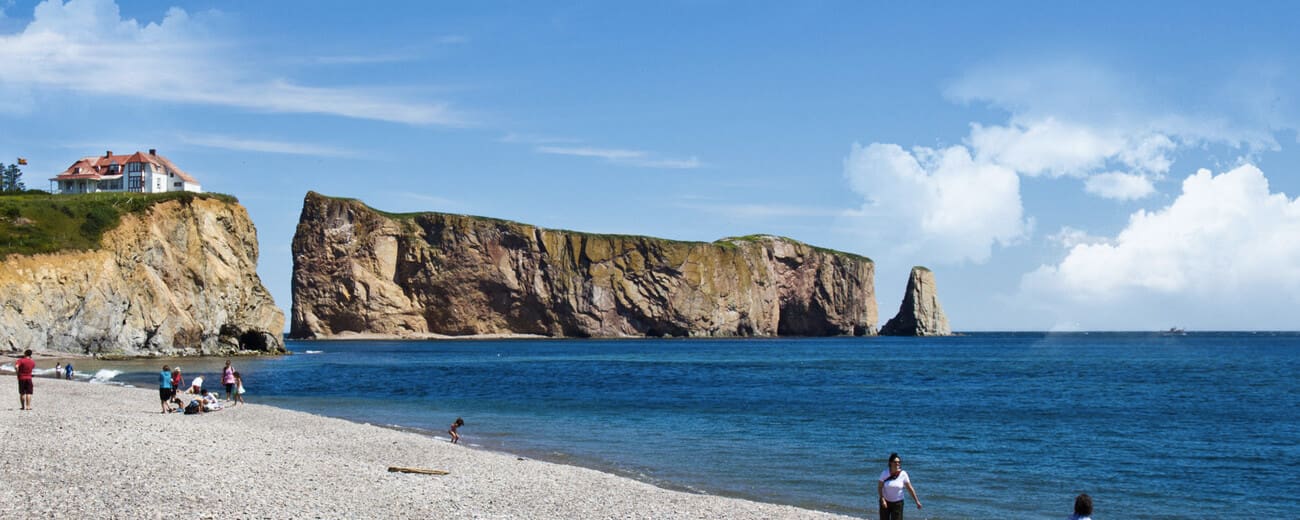 Strand met kustkliffen in Canada