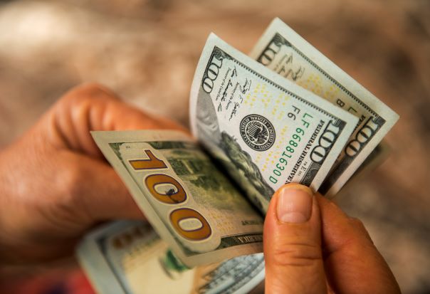 Handen met Amerikaanse dollarbiljetten