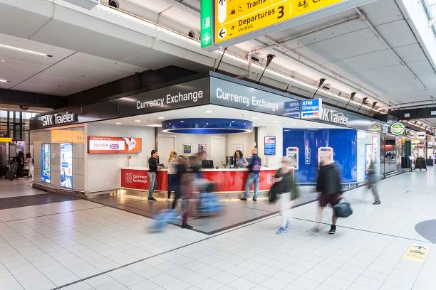 Valuta afhalen bij GWK Travelex op Schiphol Plaza