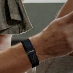 Person trägt das Hume Band 2.0 im Alltag