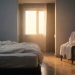 Hotelzimmer mit Bademantel als Wellness-Alltagsszene