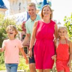 Famille devant une attraction Plopsa