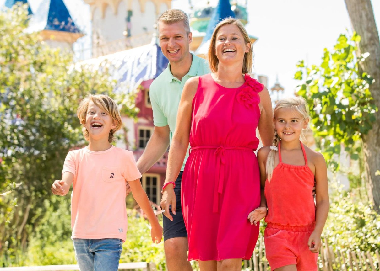 Famille devant une attraction Plopsa