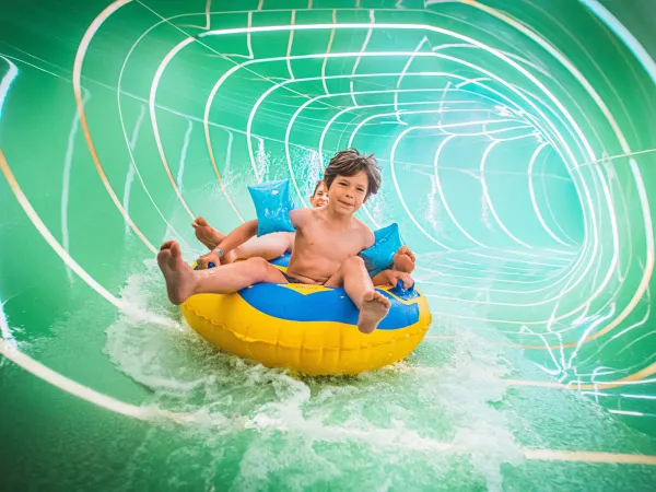 Toboggans aquatiques dans un parc Plopsa