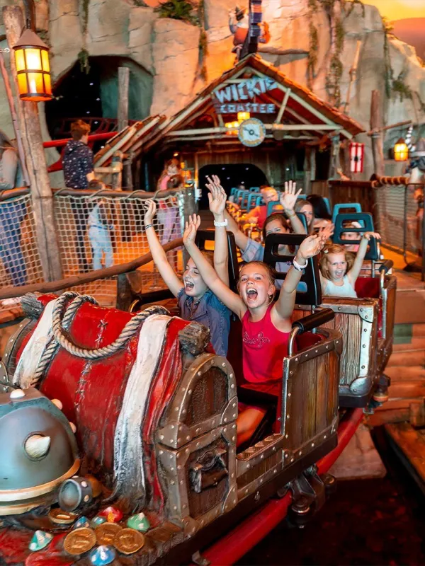 Enfants sur une attraction intérieure à Plopsa Indoor Hasselt
