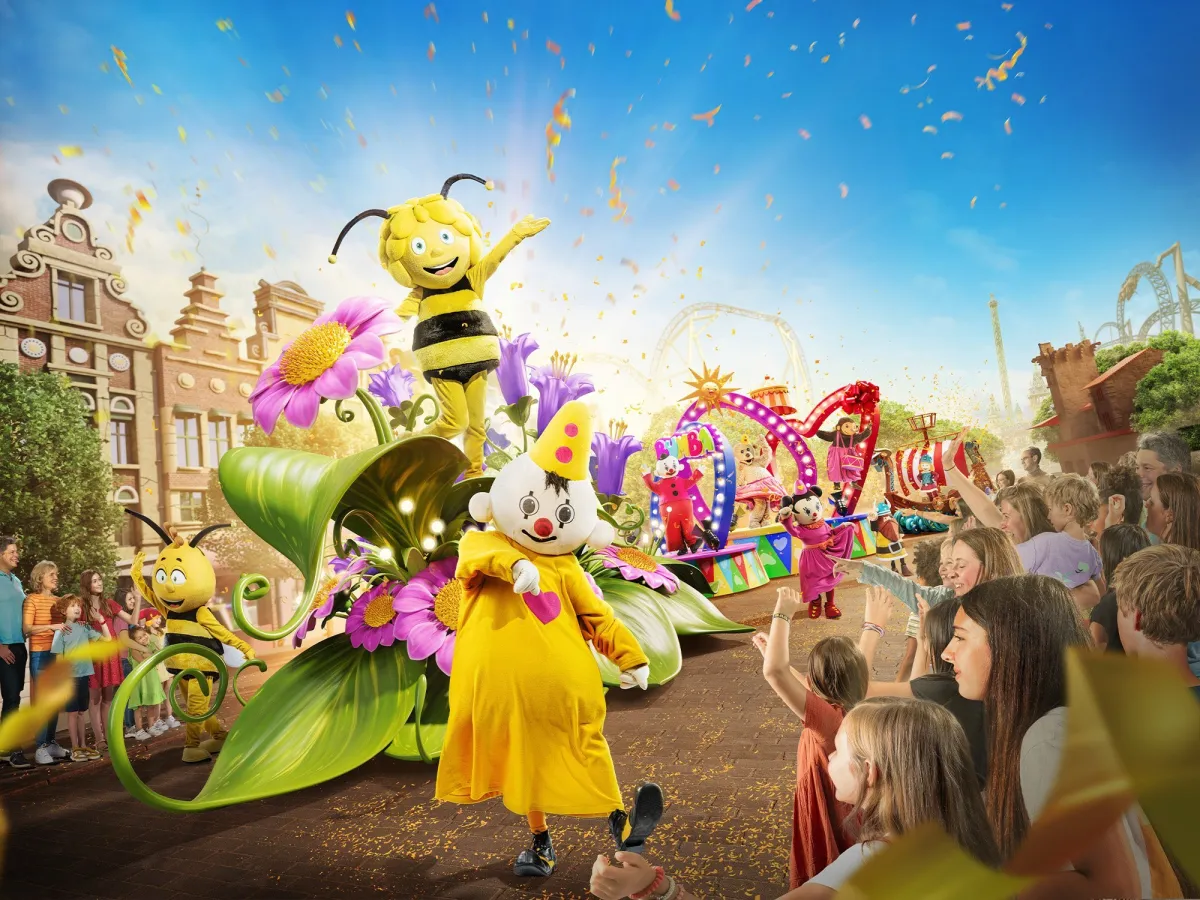 Chars et personnages pendant la parade de Plopsaland Belgium