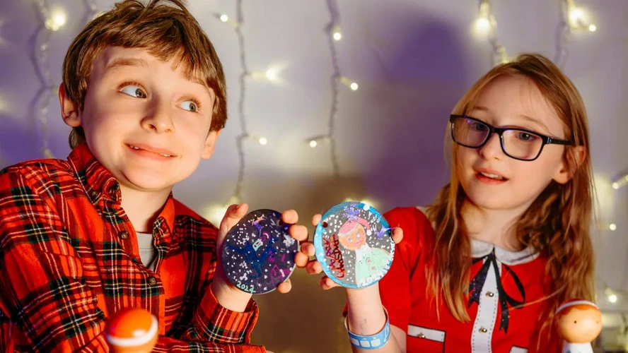 Visitor decorating a Welsh slate Christmas bauble