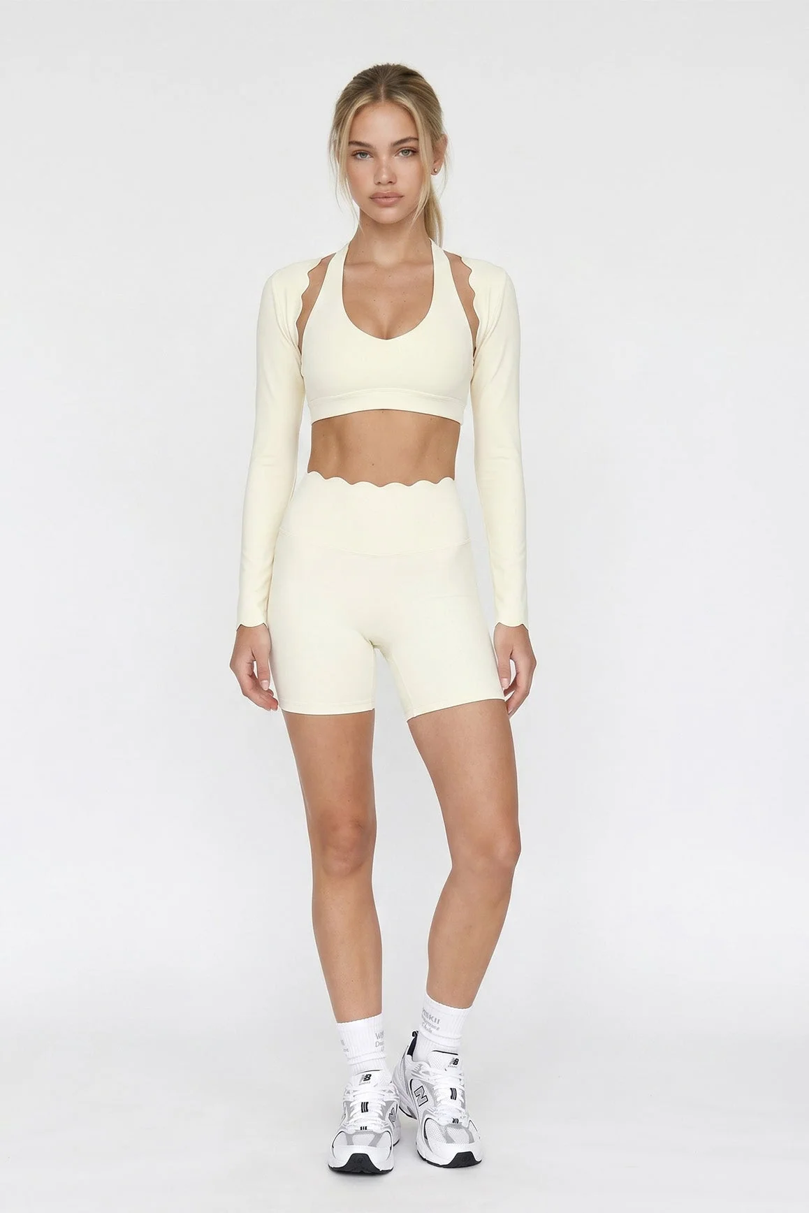 Wiskii High-Waist Scallop Scrunch Short in oatmilk