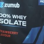 Pochette Zumub 100% Whey Isolate à la fraise sur fond clair